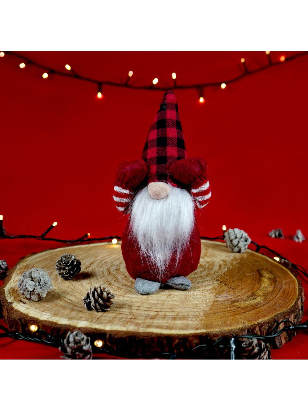 Skrzat w kraciastej czapce - czerwony