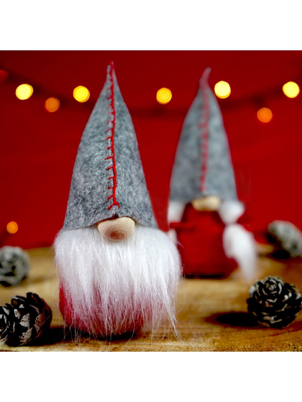 Skrzat z filcową czapką