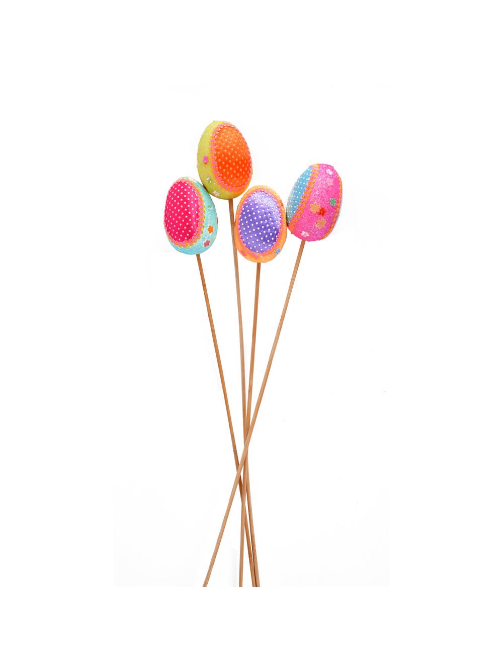 Dekorowana pisanka na piku