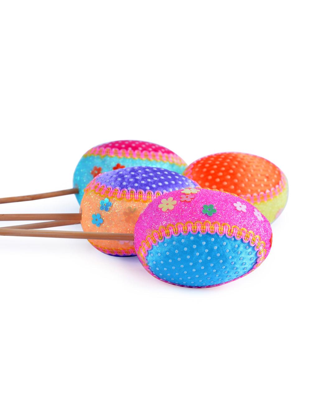 Dekorowana pisanka na piku