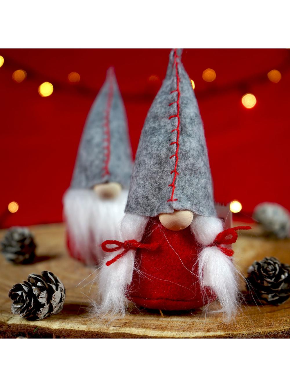 Skrzat z filcową czapką