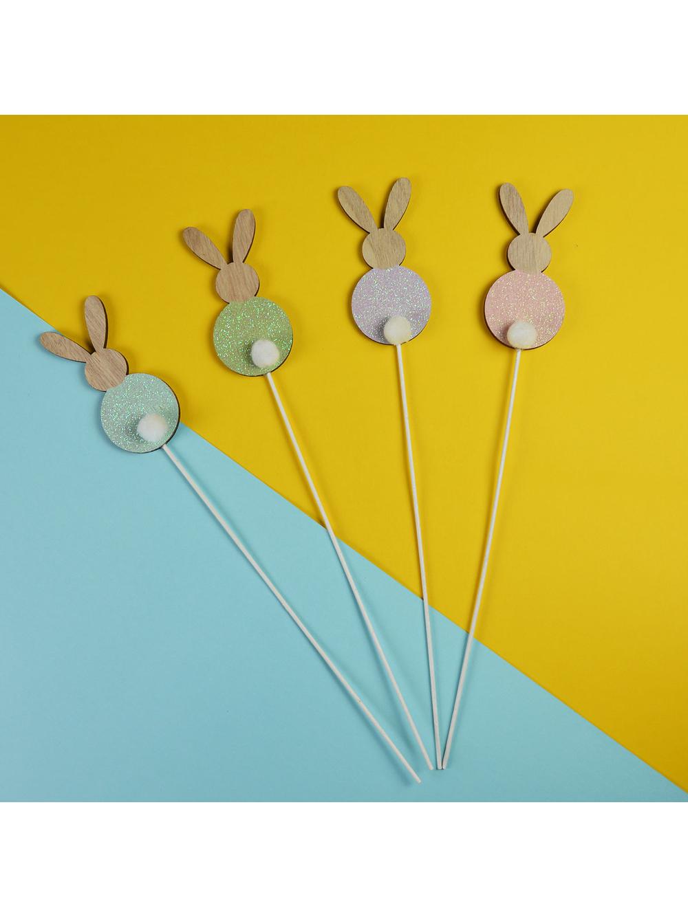 Drewniany zajączek na piku