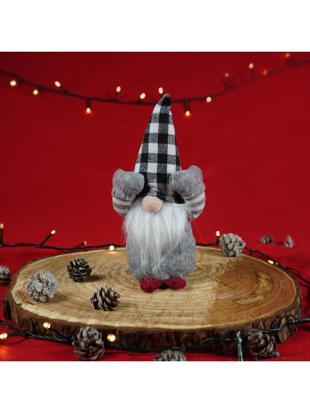 Skrzat w kraciastej czapce - szary