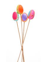 Dekorowana pisanka na piku