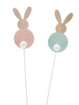 Drewniany zajączek na piku