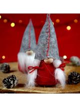 Skrzat z filcową czapką