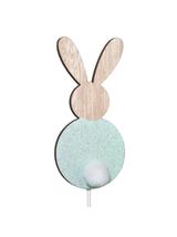 Drewniany zajączek na piku