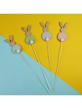 Drewniany zajączek na piku