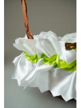 Kolorowa serwetka zdobiąca koszyczek