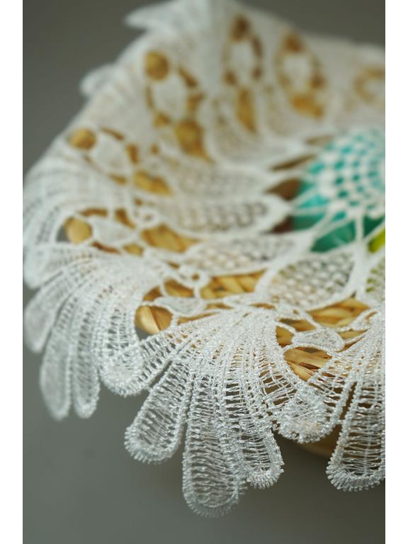 Ażurowa serweta na koszyczek (okrągła) - z tasiemkami do wiązania wzór A