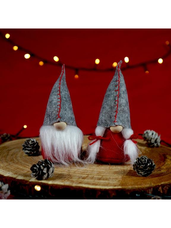 Skrzat z filcową czapką